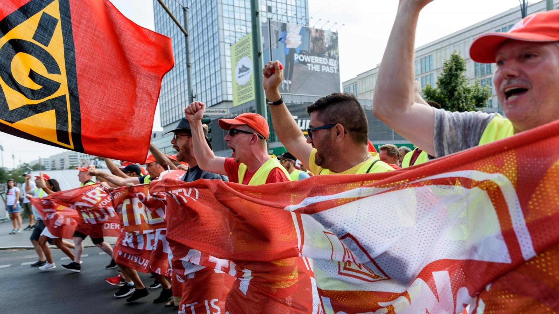 Demonstration von streikenden Mitarbeitern aus Trier und Brandenburg in Berlin für die Anerkennung der IG Metall Tarifverträge. Demonstration von streikenden Mitarbeitern aus Trier und Brandenburg in Berlin für die Anerkennung der IG Metall Tarifverträge.