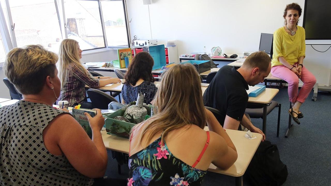 Männer und Frauen in einem Seminarraum in Berlin. Studiert haben sie alle nicht auf Lehramt, sondern etwas anderes. Über einen Quereinstieg gelangten sie in den Schuldienst und qualifizieren sich nun parallel weiter. Männer und Frauen in einem Seminarraum in Berlin. Studiert haben sie alle nicht auf Lehramt, sondern etwas anderes. Über einen Quereinstieg gelangten sie in den Schuldienst und qualifizieren sich nun parallel weiter.
