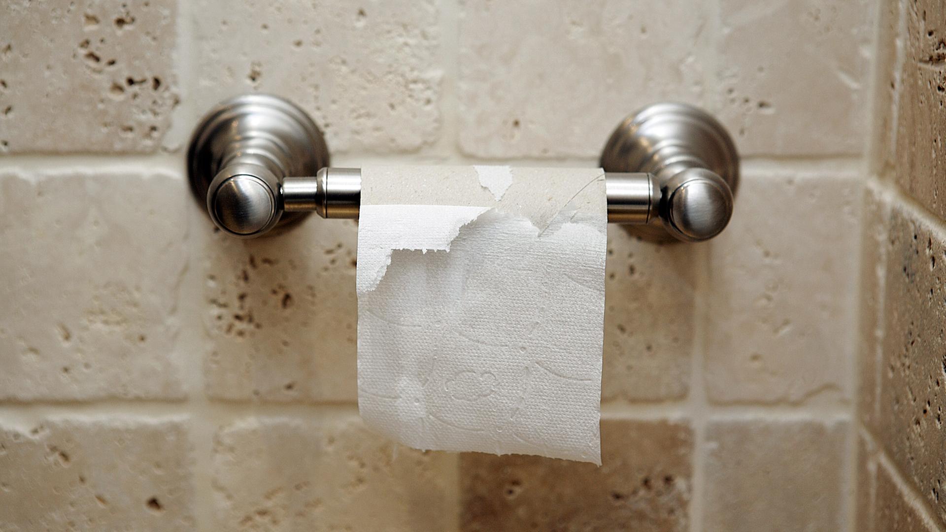 Nahaufnahme einer leeren Toilettenpapierrolle in einem Hotel Nahaufnahme einer leeren Toilettenpapierrolle in einem Hotel