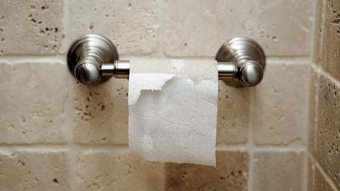 Nahaufnahme einer leeren Toilettenpapierrolle in einem Hotel