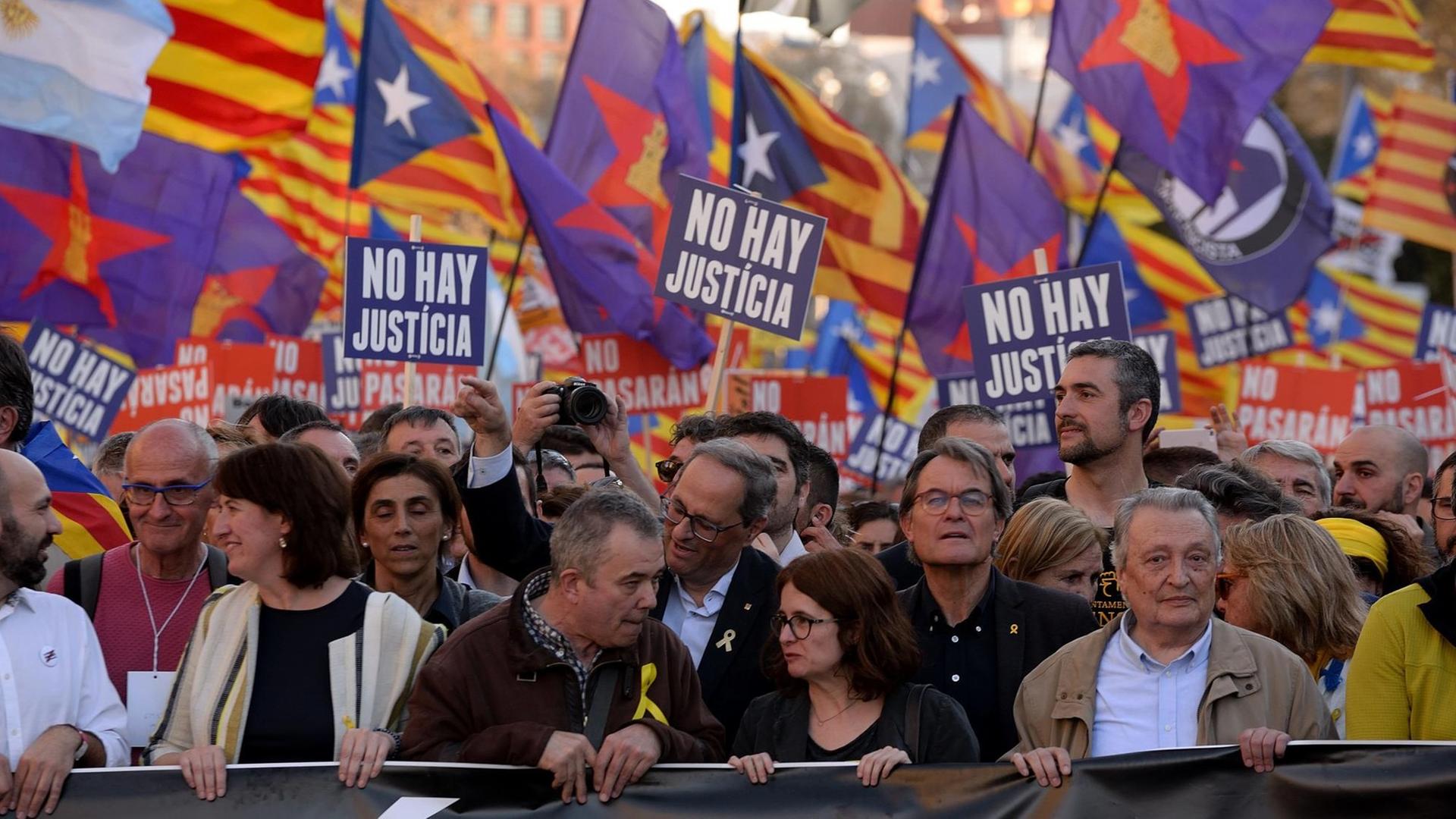 Der katalanische Regionalpräsident Quim Torra während einer Demonstration gegen den Gerichtsprozess gegen katalanische Separatisten. Der katalanische Regionalpräsident Quim Torra während einer Demonstration gegen den Gerichtsprozess gegen katalanische Separatisten.