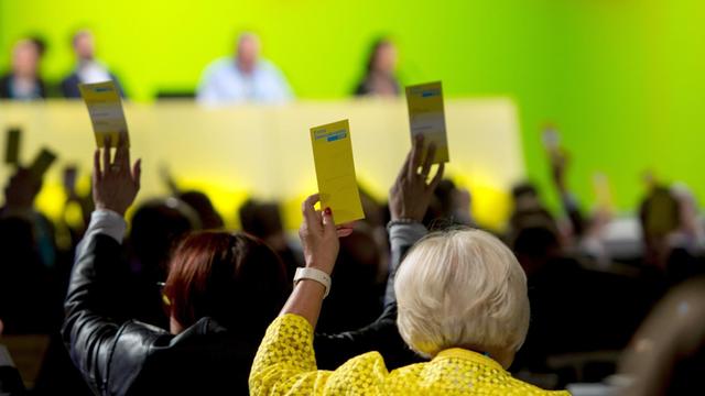 Delegierte halten am 28.04.2017 bei einer Abstimmung während des Bundesparteitages der Freien Demokratischen Partei (FDP) in Berlin ihre Stimmkarten hoch. Die FDP will sich bei ihrem Parteitag ab 28. bis 30. April auf die Landtagswahlen in Schleswig-Holstein und Nordrhein-Westfalen sowie auf die Bundestagswahl einstimmen.