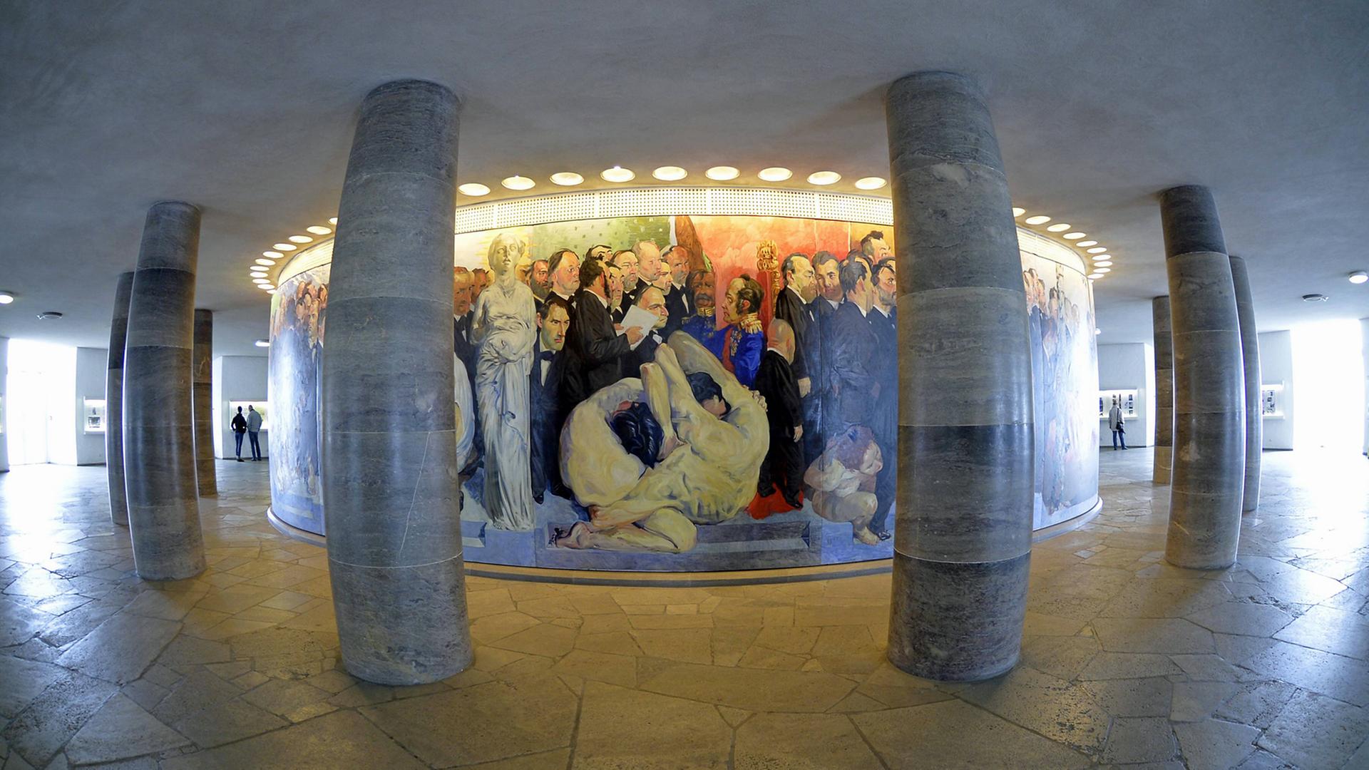 Ausschnitt aus dem Wandgemälde Der Zug der Volksvertreter vom Berliner Maler Johannes Grützke, 1991, auf der Innenseite des ovalen Wandelganges in der Paulskirche, Frankfurt am Main. Ausschnitt aus dem Wandgemälde Der Zug der Volksvertreter vom Berliner Maler Johannes Grützke, 1991, auf der Innenseite des ovalen Wandelganges in der Paulskirche, Frankfurt am Main.