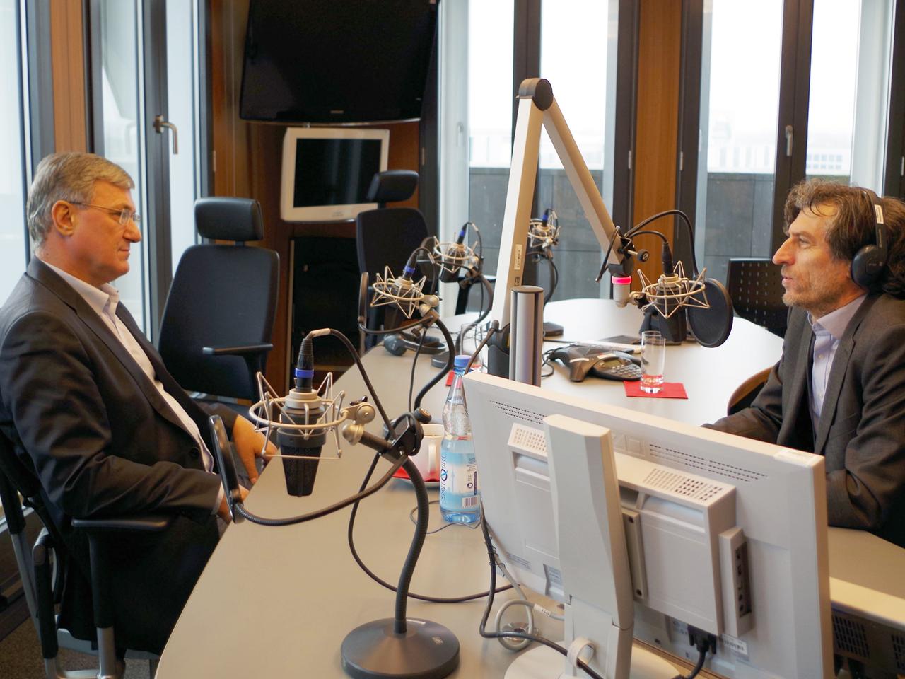 Linken-Vorsitzender Bernd Riexinger (l.) im Deutschlandradio-Hauptstadtstudio mit Moderator Gerhard Schröder