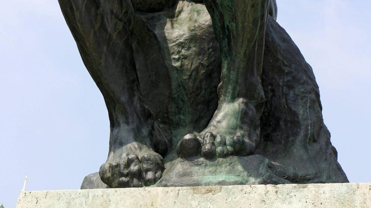 Detail (Füße) aus "Der Denker von Auguste Rodin" im Park des Musee Rodin. Paris, 23.05.2018 *** The thinker of Auguste Rodin in the park of the Musee Rodin Paris 23 05 2018 Detail (Füße) aus "Der Denker von Auguste Rodin" im Park des Musee Rodin. Paris, 23.05.2018 *** The thinker of Auguste Rodin in the park of the Musee Rodin Paris 23 05 2018