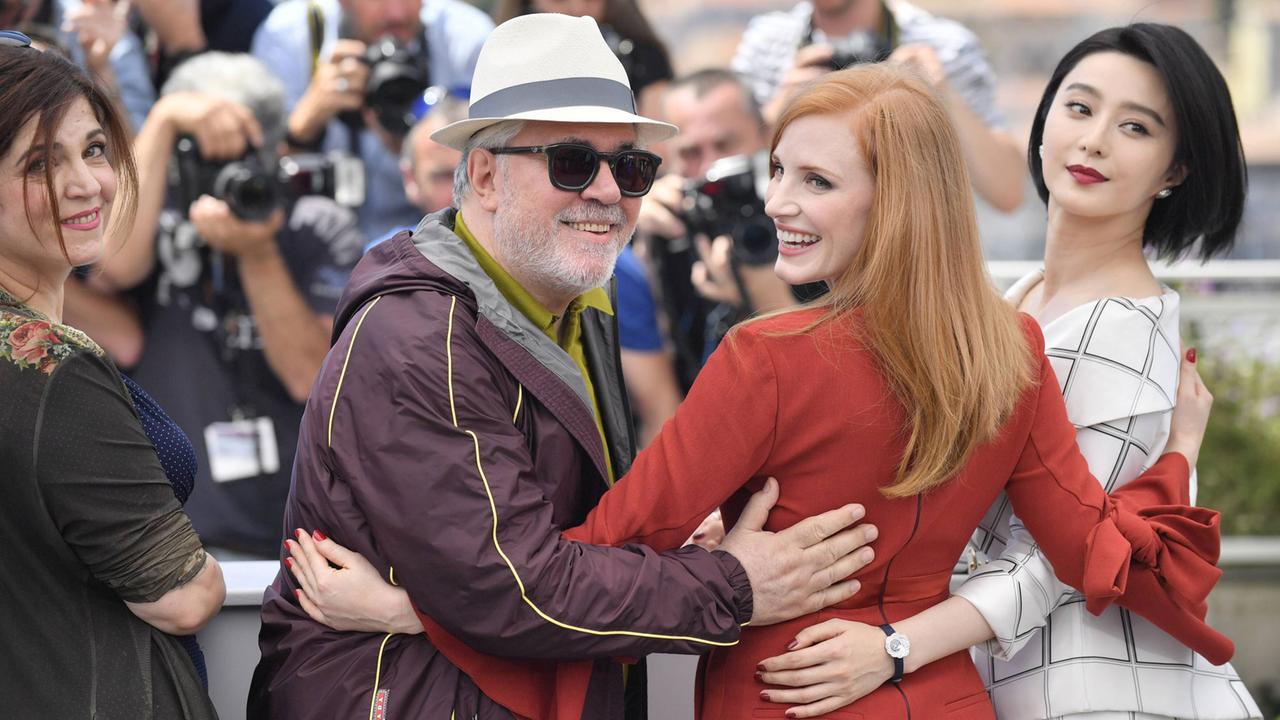 Pedro Almodovar Arm in Arm mit Jessica Chastain und Fan Bingbing Pedro Almodovar Arm in Arm mit Jessica Chastain und Fan Bingbing