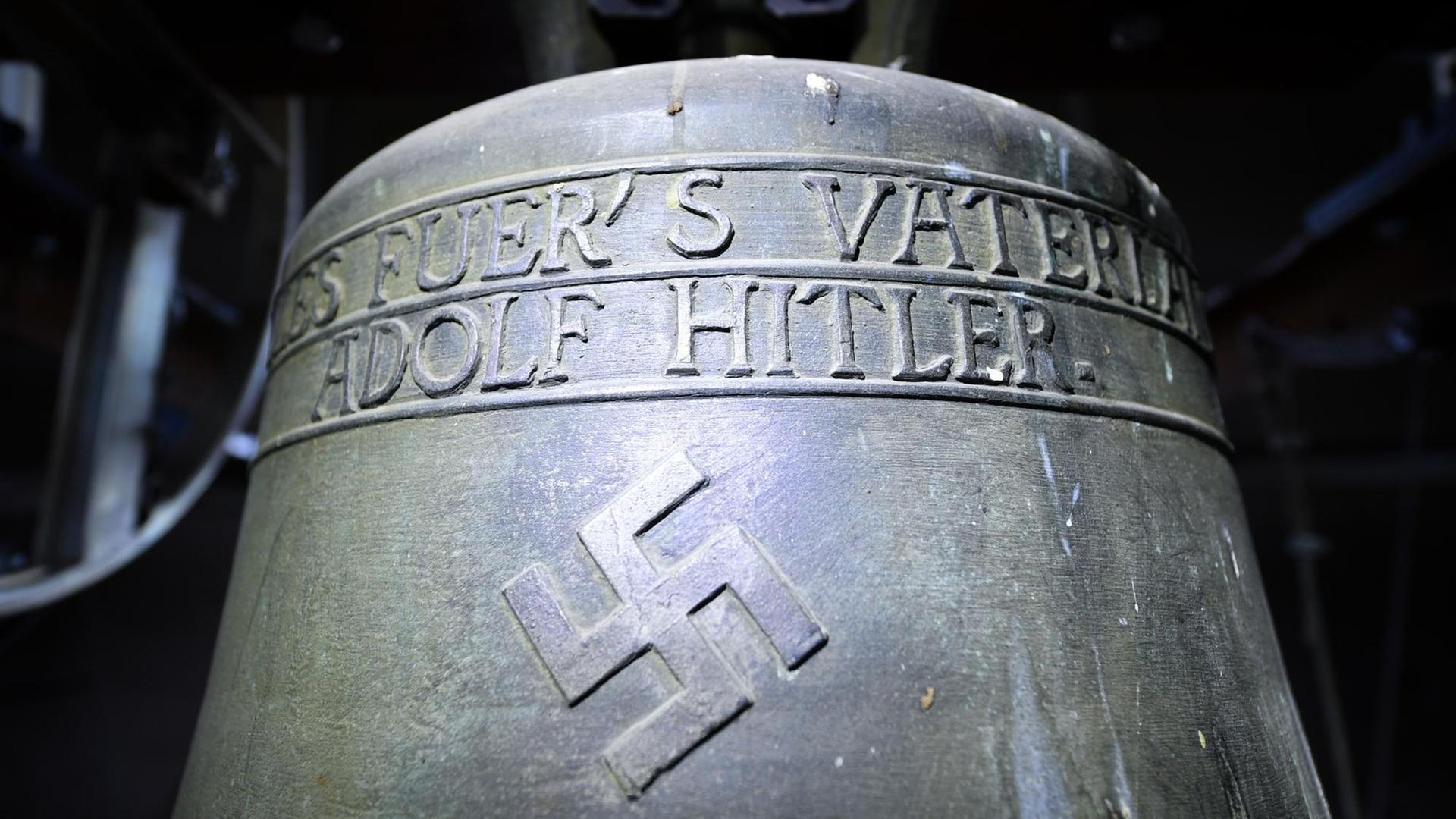 Im Glockenturm der Kirche St. Jakob hängt am 19.05.2017 in Herxheim am Berg (Rheinland-Pfalz) eine Bronzeglocke mit Hakenkreuz und dem Spruch «Alles fuer's Vaterland - Adolf Hitler». Im Glockenturm der Kirche St. Jakob hängt am 19.05.2017 in Herxheim am Berg (Rheinland-Pfalz) eine Bronzeglocke mit Hakenkreuz und dem Spruch «Alles fuer's Vaterland - Adolf Hitler».