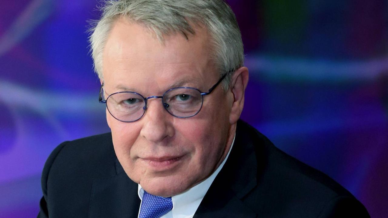 Gerhard Strate posiert in der ZDF-Talkshow maybrit illner für ein Foto.
Gerhard Strate posiert in der ZDF-Talkshow maybrit illner für ein Foto.