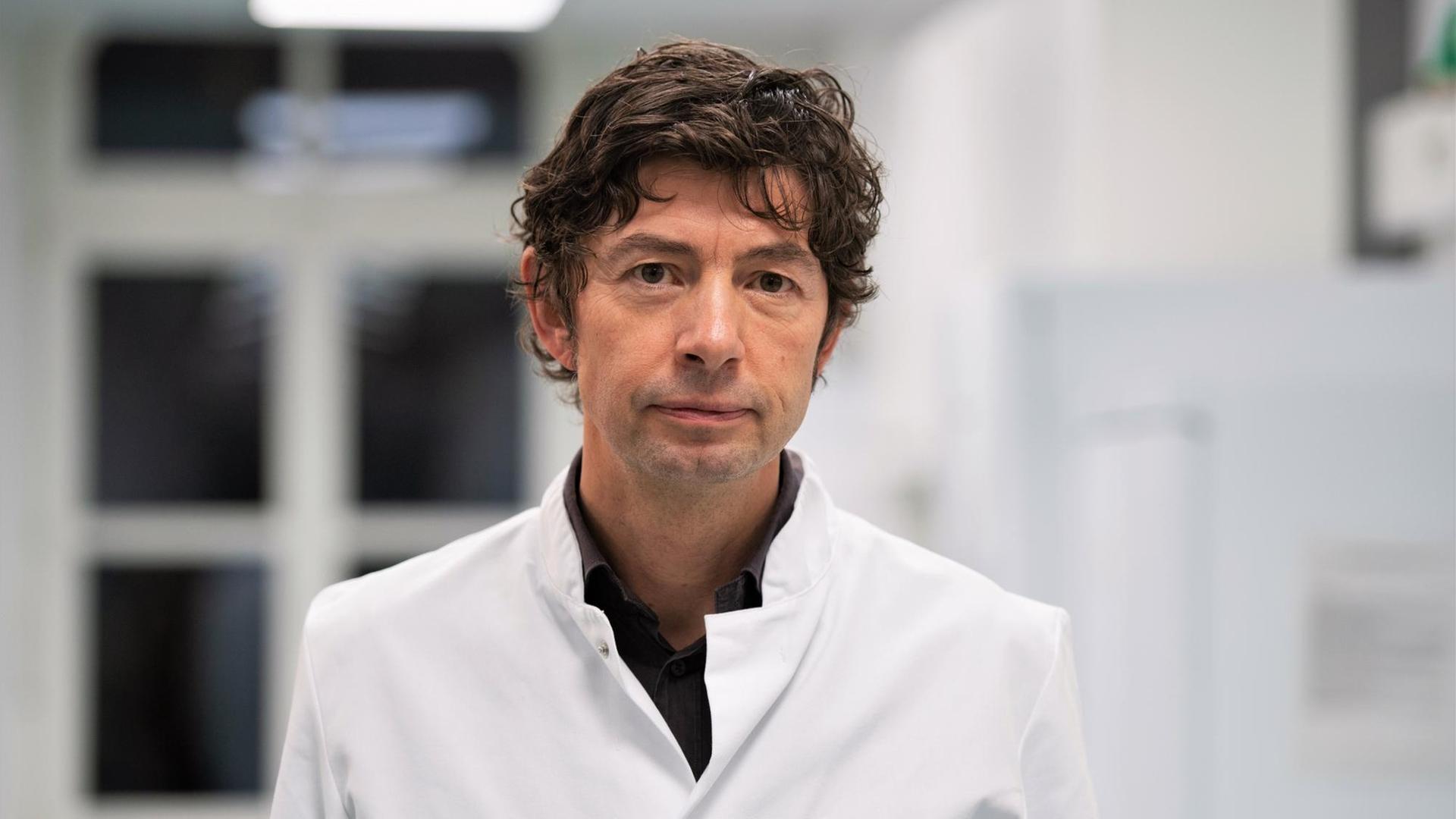 Das Bild zeigt den Berliner Virologen Christian Drosten in einem weißen Kittel. Er leistet im NDR-Podcast "Coronavirus-Update" Wissenschaftskommunikation im besten Sinne.