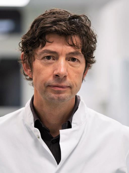 Das Bild zeigt den Berliner Virologen Christian Drosten in einem weißen Kittel. Er leistet im NDR-Podcast "Coronavirus-Update" Wissenschaftskommunikation im besten Sinne.