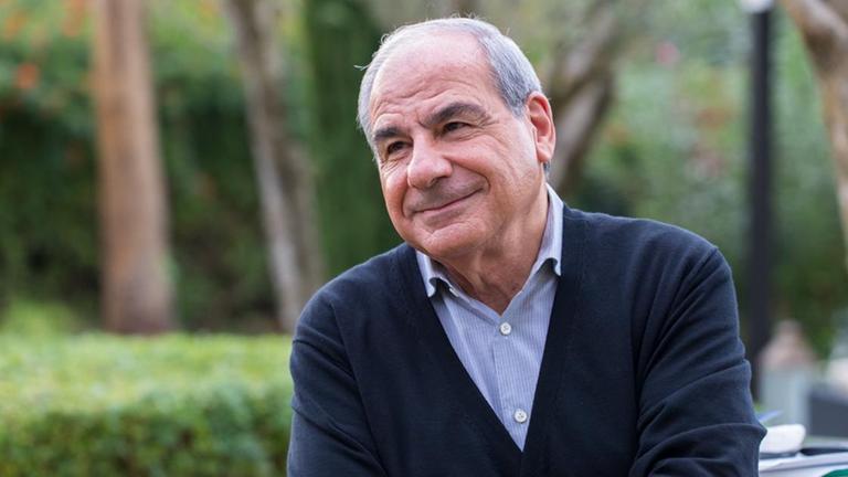 Geschäftsmann Henri Abikzer hofft auf Tourismus aus und nach Israel. Er hat graue Haare und lächelt. Geschäftsmann Henri Abikzer hofft auf Tourismus aus und nach Israel. Er hat graue Haare und lächelt.