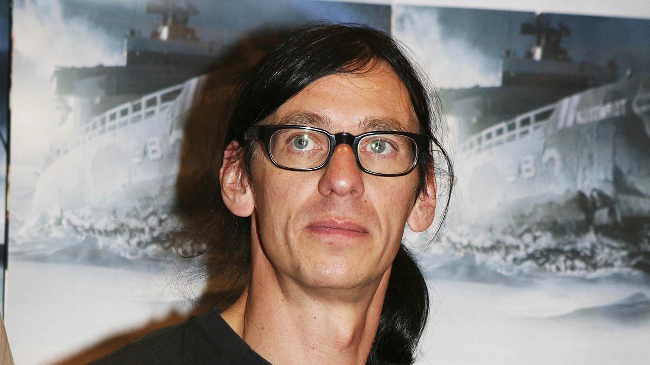 Rammstein-Keyboarder Christian Lorenz, genannt Flake, bei einer Autogrammstunde in London im Jahr 2006 Rammstein-Keyboarder Christian Lorenz, genannt Flake, bei einer Autogrammstunde in London im Jahr 2006