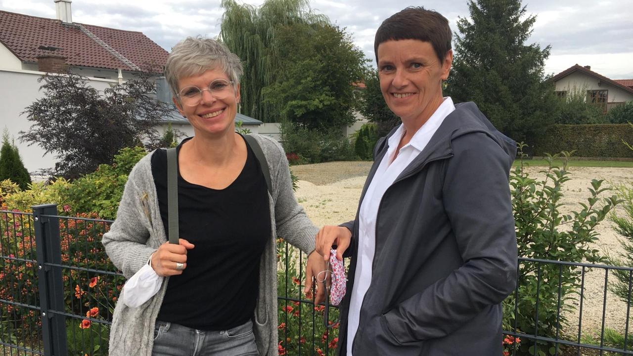 Die beiden Helferinnen Eva Bernheim (links) und Susanne Fesl aus Straubing