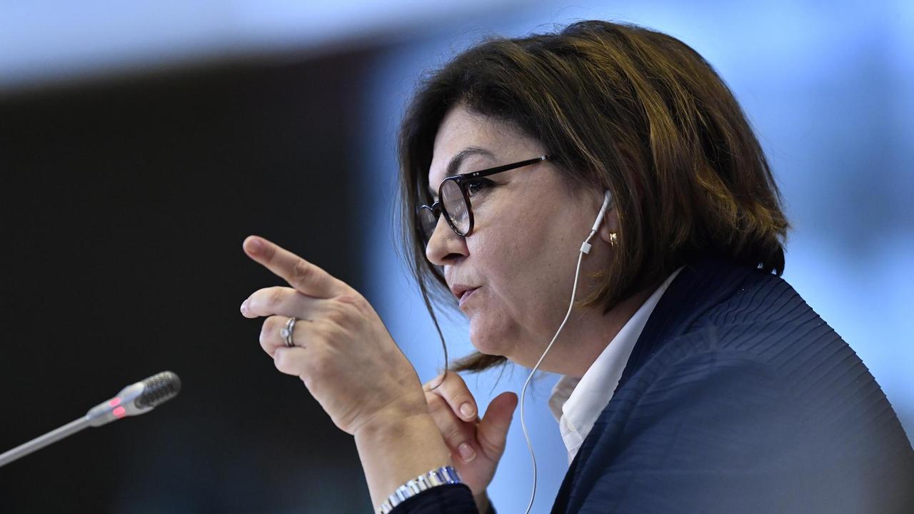 Die rumänische EU-Kommissionskandidatin für Verkehr und Tourismus, Adina Valean, bei einer Anhörung im Europaparlament in Brüssel