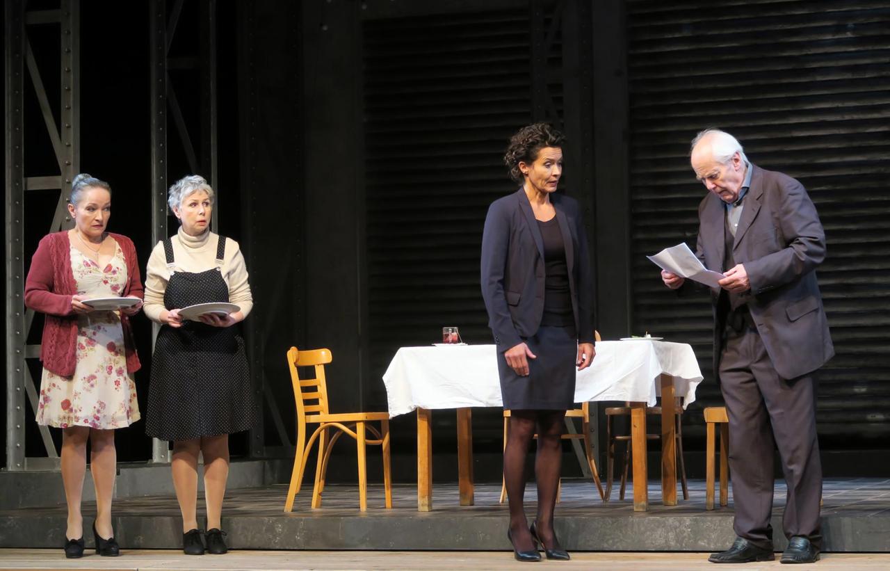 Die Schauspieler Monika Häckermann (Walentyna graue Haare), Angelika Bartsch (Zofia mit Dutt), Joachim Bliese (Vater Edek Rothwax), Ulrike Folkerts (Tochter Ruth Rothwax) aufgenommen am 23.11.2016 bei Proben zu dem Theaterstück "Chuzpe - You Gotta Have Balls" im Theater am Kudamm in Berlin Charlottenburg. Die Schauspieler Monika Häckermann (Walentyna graue Haare), Angelika Bartsch (Zofia mit Dutt), Joachim Bliese (Vater Edek Rothwax), Ulrike Folkerts (Tochter Ruth Rothwax) aufgenommen am 23.11.2016 bei Proben zu dem Theaterstück "Chuzpe - You Gotta Have Balls" im Theater am Kudamm in Berlin Charlottenburg.