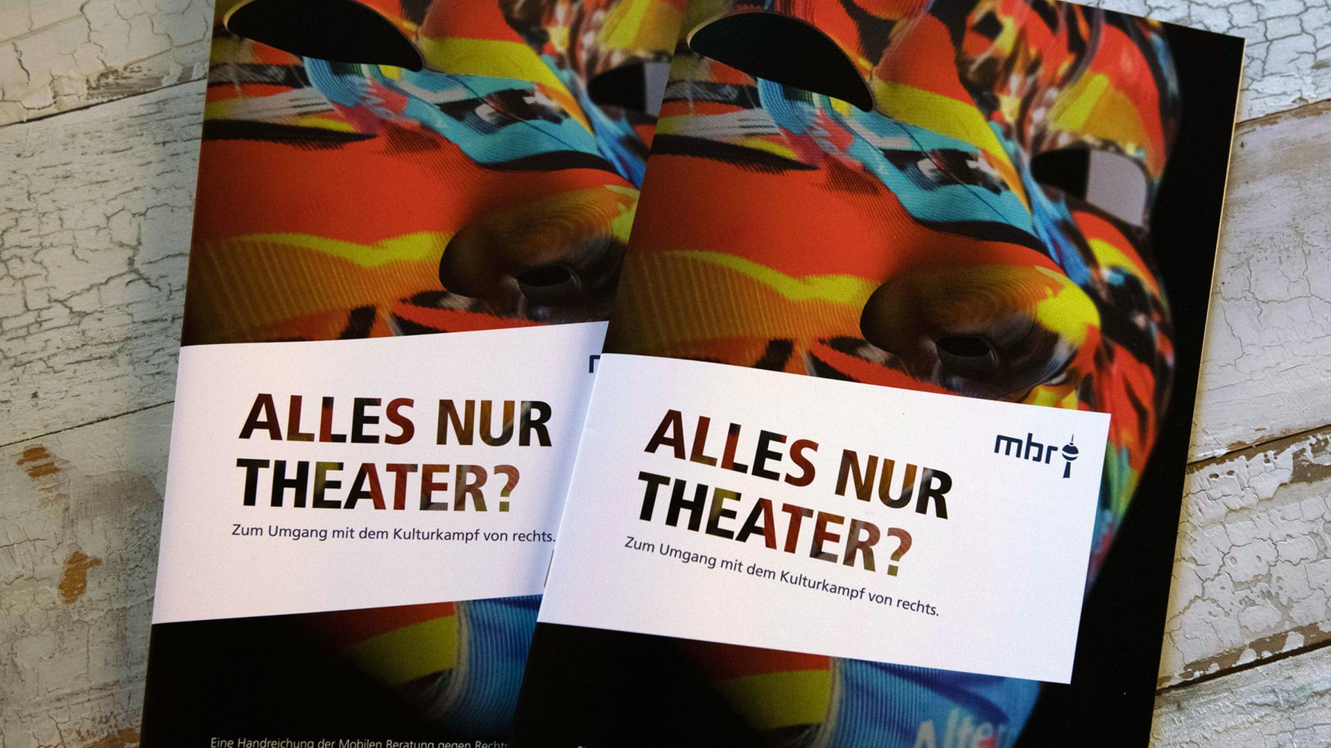 Die Broschüre "Alles nur Theater? Zum Umgang mit dem Kulturkampf von rechts" liegt auf einem Tisch.