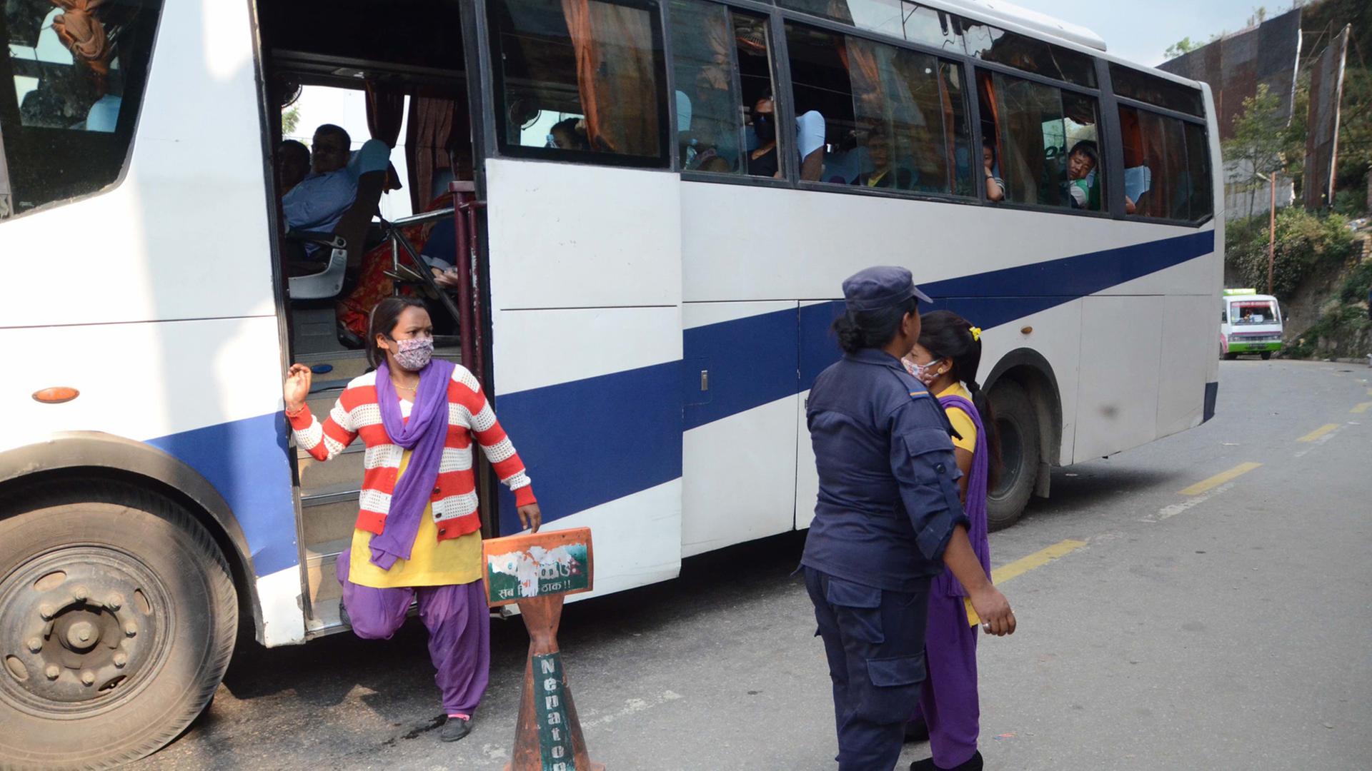 Die Kotrolleurinnen von Maiti Nepal suchen in Reisebussen nach möglichen Opfern von Menschenhandel. Die Kotrolleurinnen von Maiti Nepal suchen in Reisebussen nach möglichen Opfern von Menschenhandel.