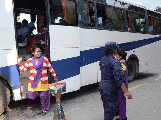 Die Kotrolleurinnen von Maiti Nepal suchen in Reisebussen nach möglichen Opfern von Menschenhandel.