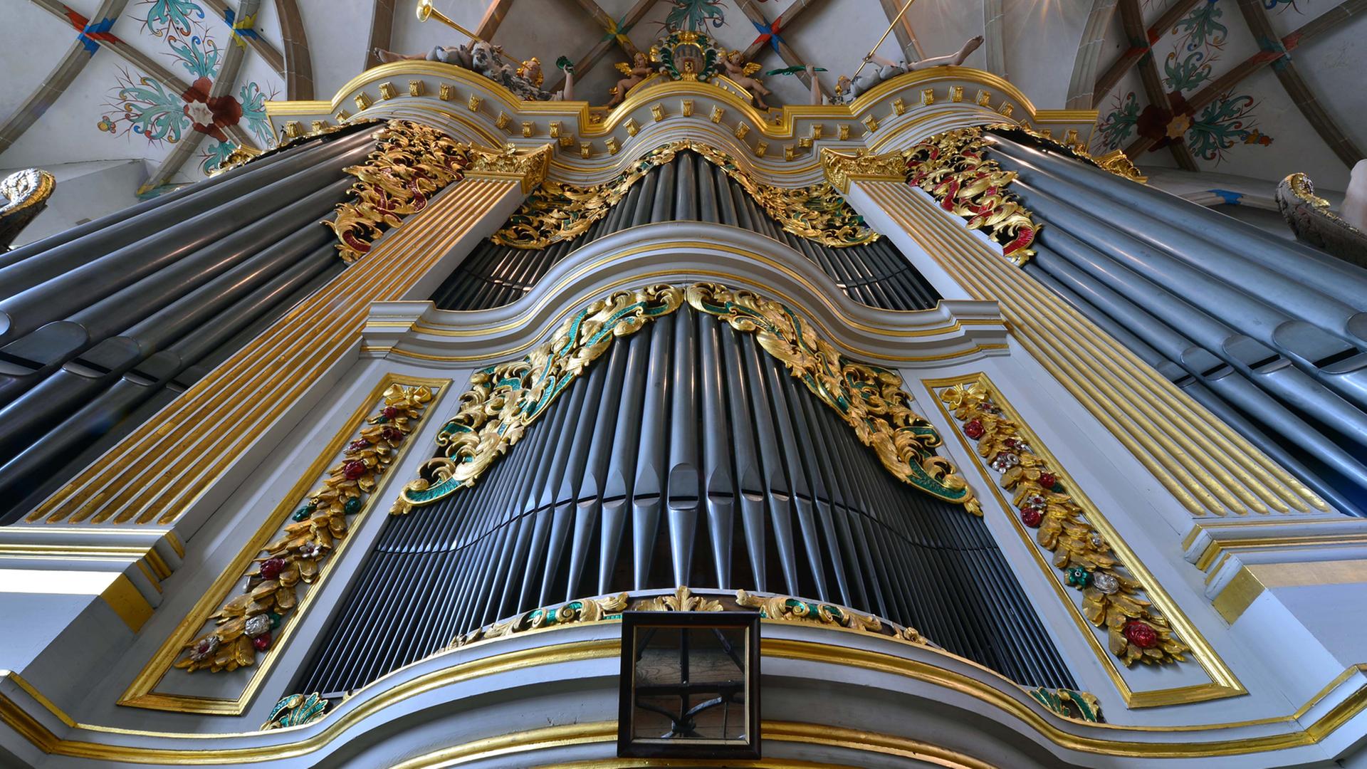 Blick auf die Silbermann-Orgel im Dom zu Freiberg (Sachsen). Seit 1714 klingt das barocke Meisterwerk Gottfried Silbermanns nahezu unverändert und zählt heute zu den wertvollsten und bedeutendsten Instrumenten der Welt. Blick auf die Silbermann-Orgel im Dom zu Freiberg (Sachsen). Seit 1714 klingt das barocke Meisterwerk Gottfried Silbermanns nahezu unverändert und zählt heute zu den wertvollsten und bedeutendsten Instrumenten der Welt.