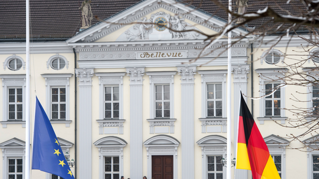 Eine deutsche und eine EU Flagge wehen am 31.01.2015 vor dem Schloss Bellevue in Berlin aus Anlass des Todes des Bundespräsidenten a.D. Richard von Weizsäcker auf Halbmast. Der frühere Bundespräsident Richard von Weizsäcker ist am 31.01.2015 im Alter von 94 Jahren gestorben.