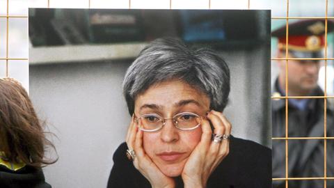Ein Porträtbild der russischen Journalistin Anna Politkowskaja hängt im Jahr 2007 in einer Erinnerungs-Ausstellung in einem Moskauer Park.