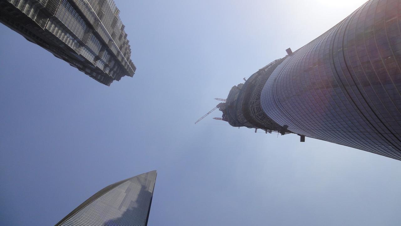 Der Shanghai Tower erreichte am 3. August 2013 seine Endhöhe von 632 Metern. Damit ist er das höchste Gebäude Chinas und das zweithöchste der Erde nach dem Burj Khalifa in Dubai (828 Meter). Der Shanghai Tower erreichte am 3. August 2013 seine Endhöhe von 632 Metern. Damit ist er das höchste Gebäude Chinas und das zweithöchste der Erde nach dem Burj Khalifa in Dubai (828 Meter).
