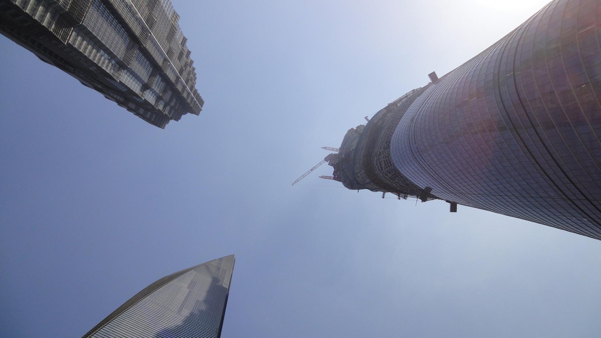 Der Shanghai Tower erreichte am 3. August 2013 seine Endhöhe von 632 Metern. Damit ist er das höchste Gebäude Chinas und das zweithöchste der Erde nach dem Burj Khalifa in Dubai (828 Meter). Der Shanghai Tower erreichte am 3. August 2013 seine Endhöhe von 632 Metern. Damit ist er das höchste Gebäude Chinas und das zweithöchste der Erde nach dem Burj Khalifa in Dubai (828 Meter).