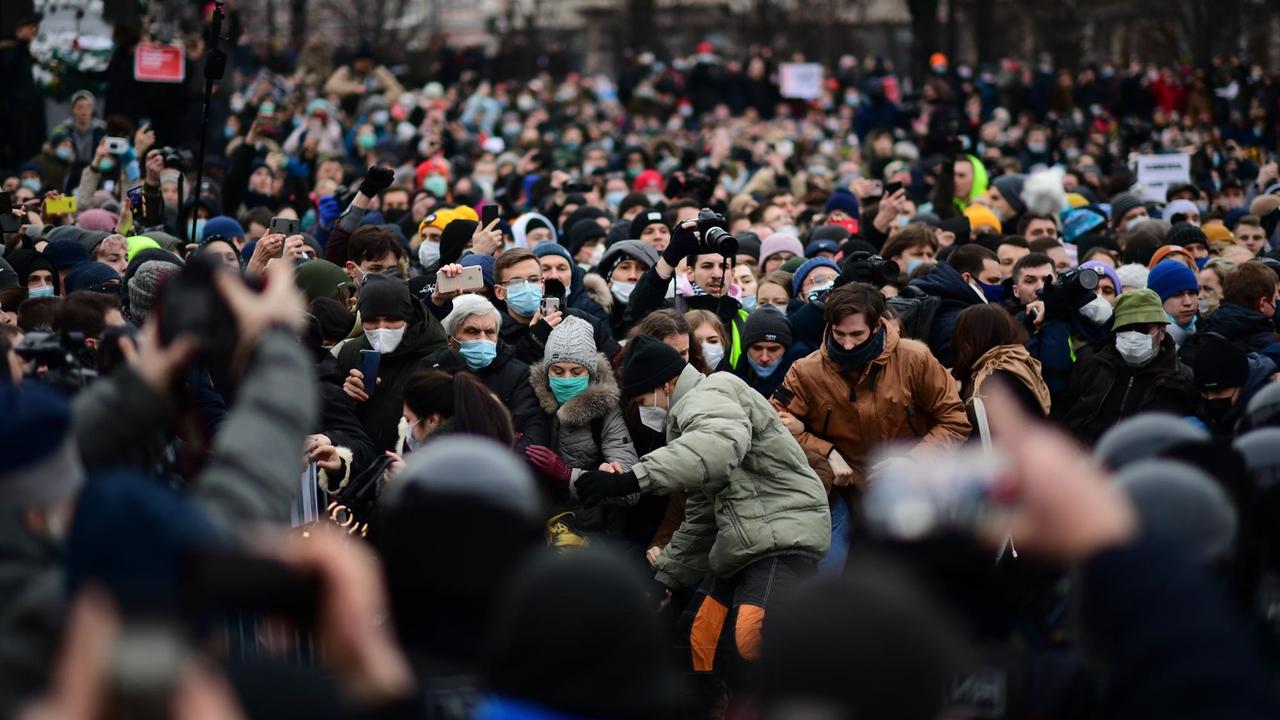 Eine große Menge an Demonstraten auf den Straßen Moskaus.