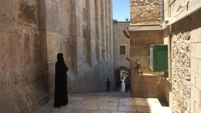 Eine Frau mit Tschador steht am Aufgang zur Ibrahimi-Moschee in Hebron