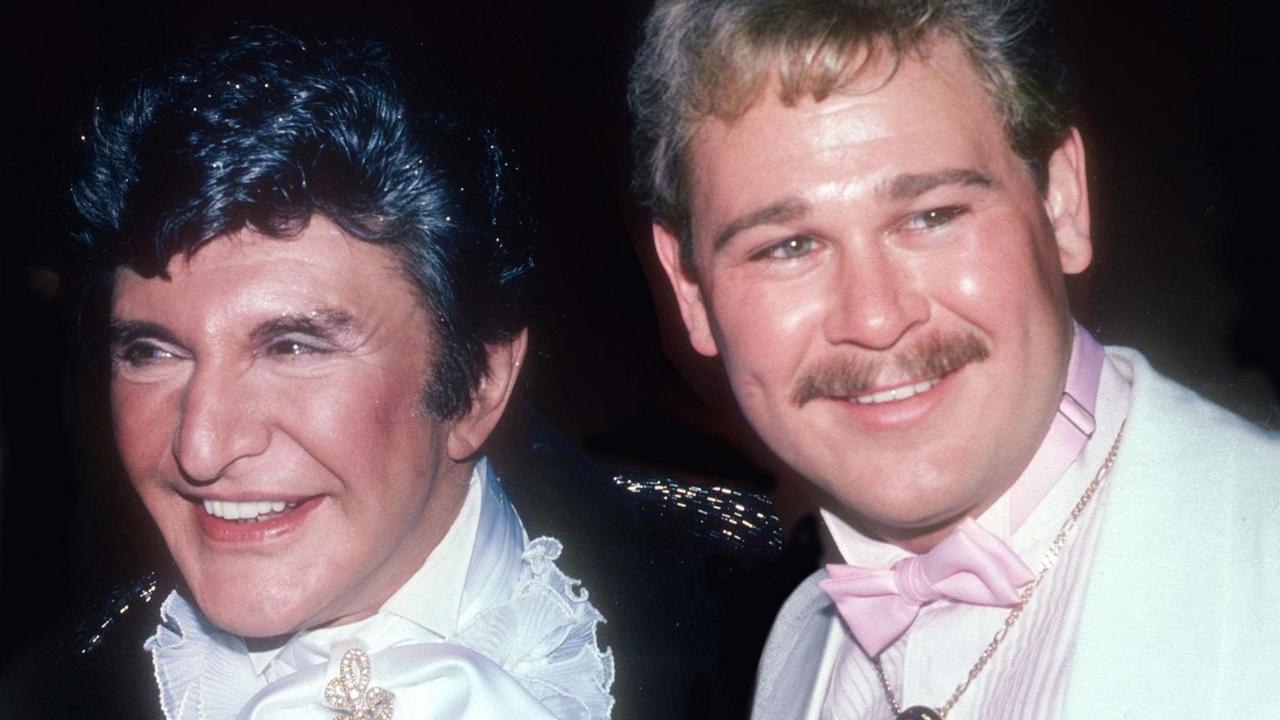 Liberace mit seinem Ex-Freund Scott Thorson 1985 auf einer Veranstaltung in den USA. Liberace mit seinem Ex-Freund Scott Thorson 1985 auf einer Veranstaltung in den USA.