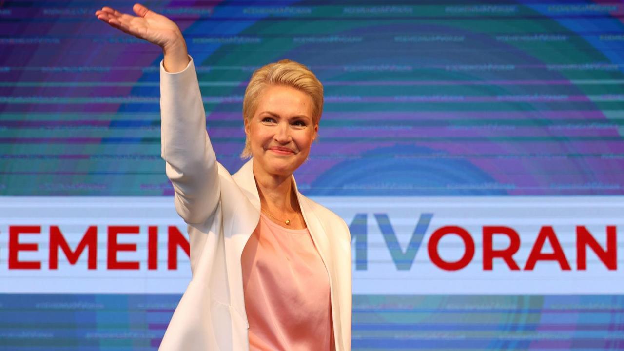Manuela Schwesig (SPD), Ministerpräsidentin von Mecklenburg-Vorpommern und Spitzenkandidatin der SPD für die Landtagswahlen in Mecklenburg-Vorpommern, jubelt bei der Wahlparty der SPD