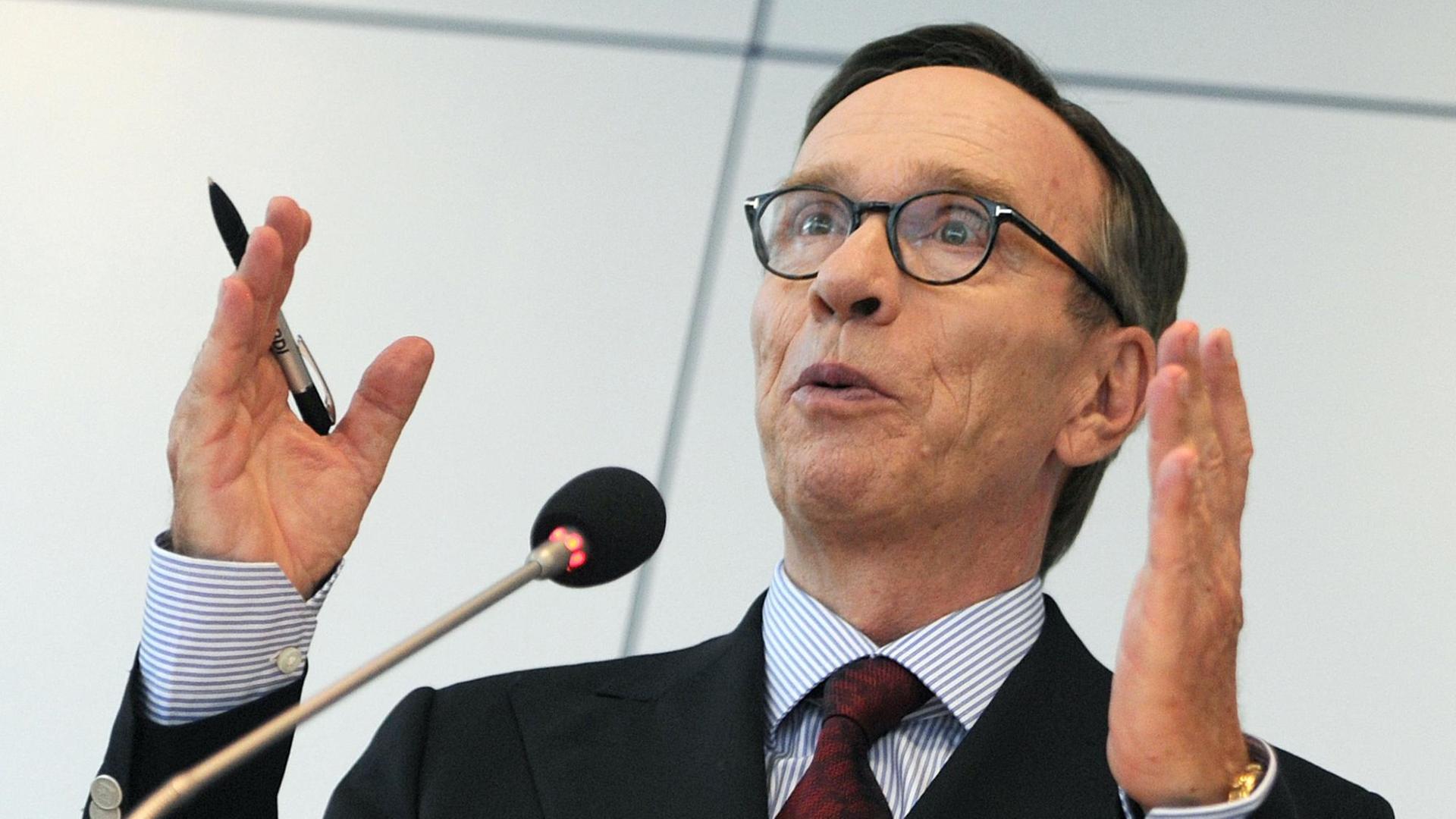VDA-Präsident Matthias Wissmann, in ein Mikro sprechend, mit den Händen gestikulierend. VDA-Präsident Matthias Wissmann, in ein Mikro sprechend, mit den Händen gestikulierend.
