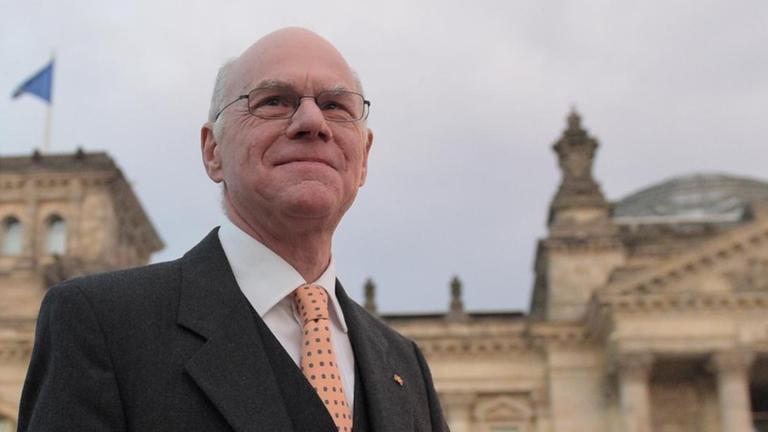 Bundestagspräsident Norbert Lammert vor dem Reichstag in Berlin Bundestagspräsident Norbert Lammert vor dem Reichstag in Berlin