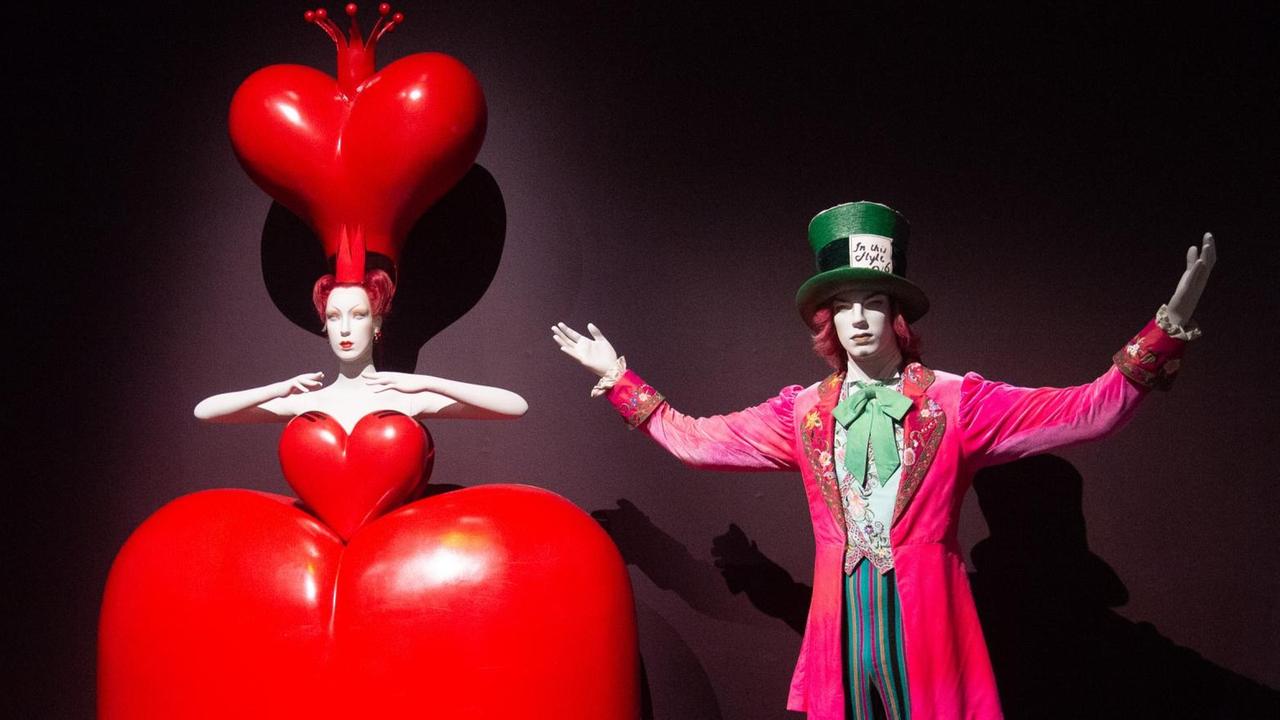 Zwei Figuren aus dem Kinderbuch "Alice in Wonderland" sind in einer Ausstellung in London zu sehen: Die Herzkönigin und der Hutmacher Zwei Figuren aus dem Kinderbuch "Alice in Wonderland" sind in einer Ausstellung in London zu sehen: Die Herzkönigin und der Hutmacher