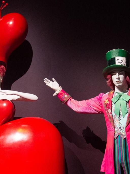 Zwei Figuren aus dem Kinderbuch "Alice in Wonderland" sind in einer Ausstellung in London zu sehen: Die Herzkönigin und der Hutmacher