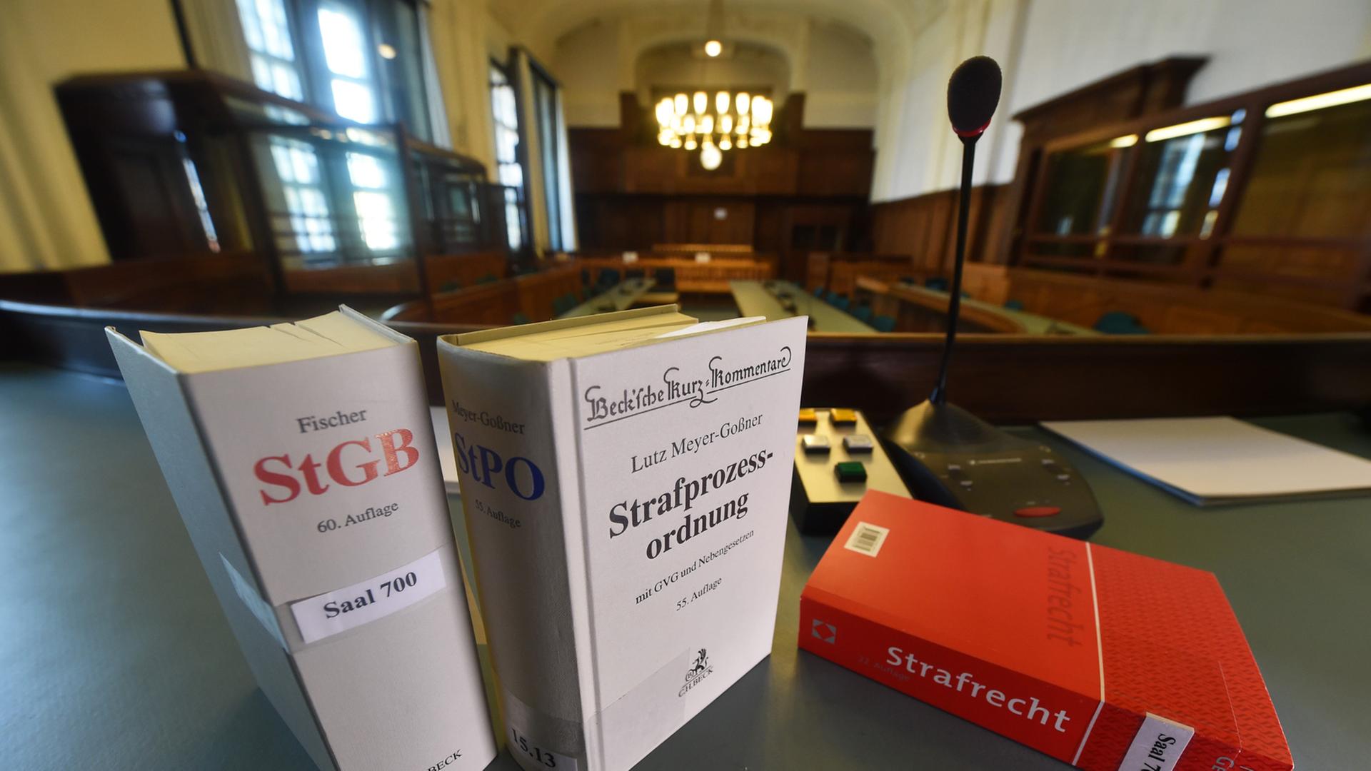 Ein Strafgesetzbuch, eine Strafprozessordnung und ein Buch zum Strafrecht stehen und liegen am 06.08.2014 in Berlin im Kriminalgericht Moabit im Gerichtssaal 700. Ein Strafgesetzbuch, eine Strafprozessordnung und ein Buch zum Strafrecht stehen und liegen am 06.08.2014 in Berlin im Kriminalgericht Moabit im Gerichtssaal 700.