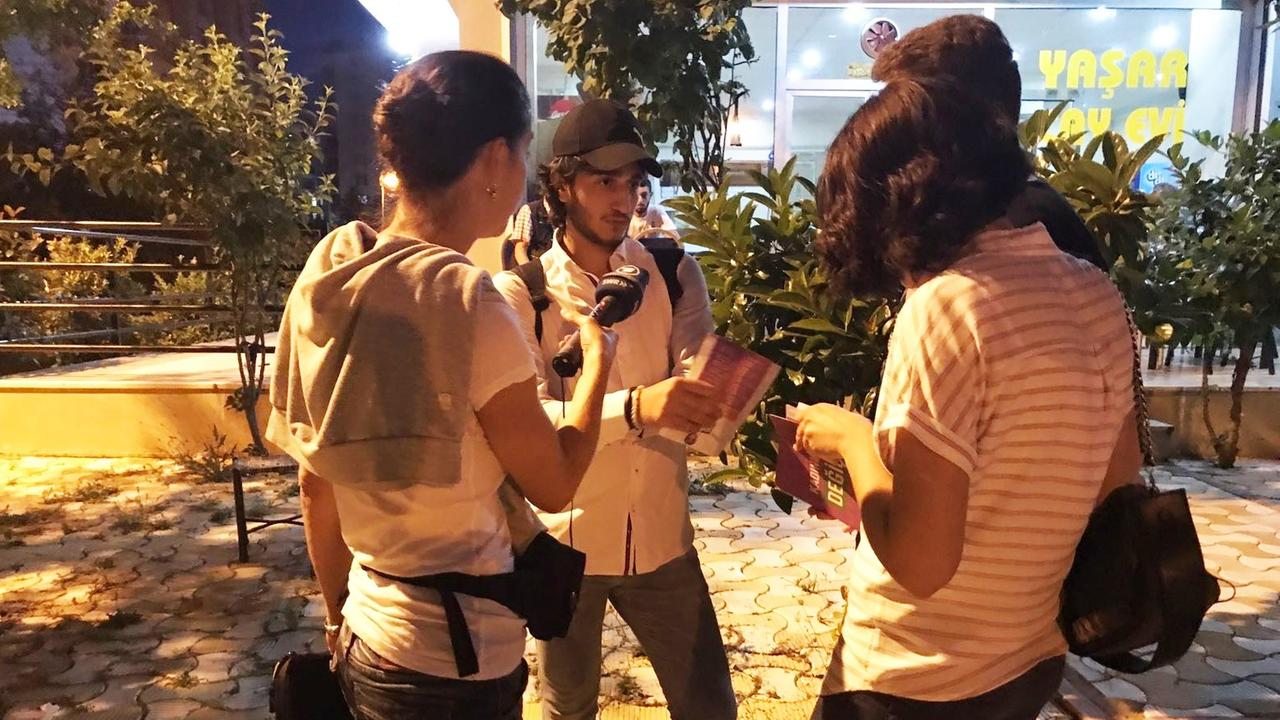 Reporterin Karin Senz begleitet den Straßenwahlkampf der HDP in Diyarbakir. Handzettel werden verteilt. Gespräche über Bildung. Reporterin Karin Senz begleitet den Straßenwahlkampf der HDP in Diyarbakir. Handzettel werden verteilt. Gespräche über Bildung.