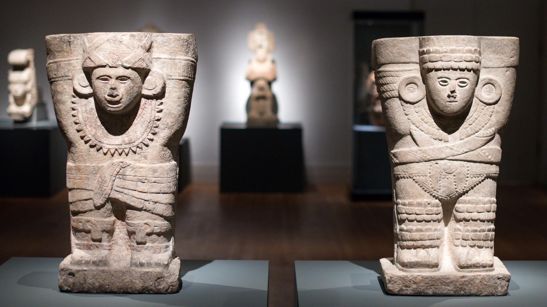 Kalkstein-Säulenskulpturen aus der Zeit 900-1250 n. Chr. stehen in der Ausstellung "Die Maya - Sprache der Schönheit" im Martin-Gropius-Bau in Berlin. Kalkstein-Säulenskulpturen aus der Zeit 900-1250 n. Chr. stehen in der Ausstellung "Die Maya - Sprache der Schönheit" im Martin-Gropius-Bau in Berlin.
