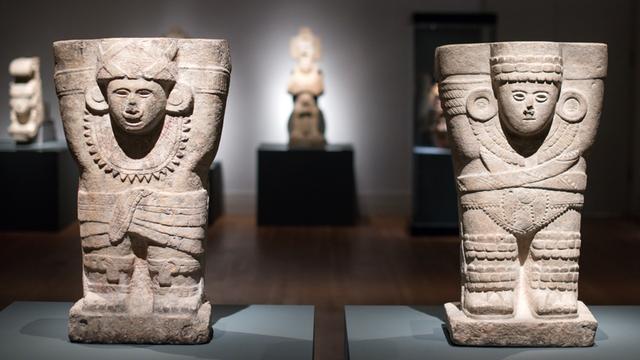 Kalkstein-Säulenskulpturen aus der Zeit 900-1250 n. Chr. stehen in der Ausstellung "Die Maya - Sprache der Schönheit" im Martin-Gropius-Bau in Berlin.
