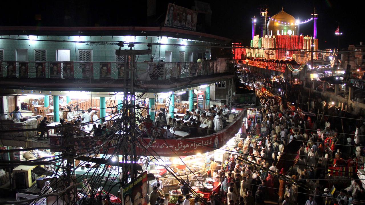 Blick auf den Qalandar-Schrein in Sehwan Sharif Blick auf den Qalandar-Schrein in Sehwan Sharif