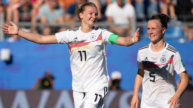 Das Bild zeigt eine Szene ais dem Frauenfußball-WM-Spiel Südafrika gegen Deutschland. Die deutschen Spielerinnen Alexandra Popp und Marina Hegering freuen sich über ein Tor.