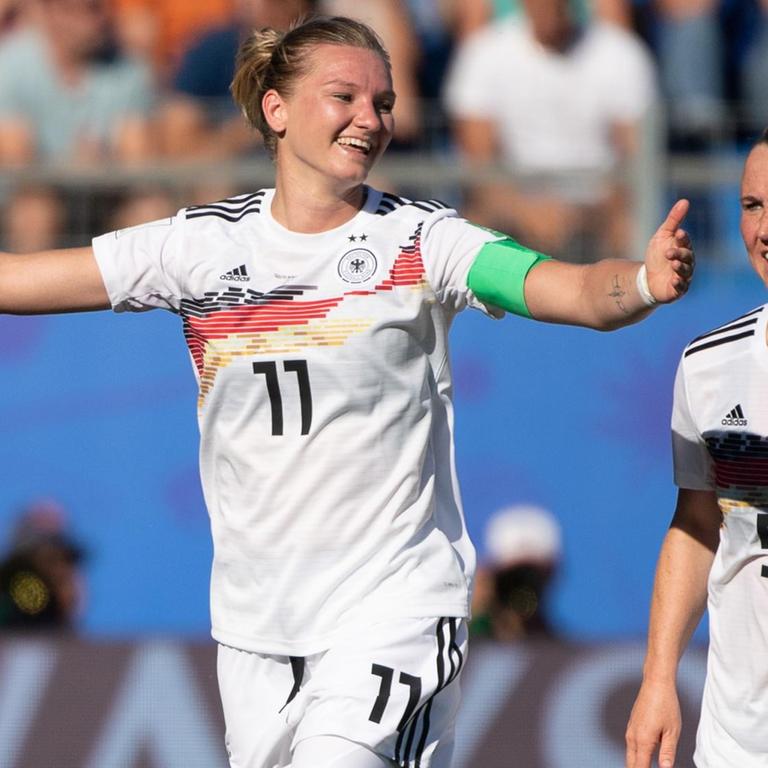 Das Bild zeigt eine Szene ais dem Frauenfußball-WM-Spiel Südafrika gegen Deutschland. Die deutschen Spielerinnen Alexandra Popp und Marina Hegering freuen sich über ein Tor. Das Bild zeigt eine Szene ais dem Frauenfußball-WM-Spiel Südafrika gegen Deutschland. Die deutschen Spielerinnen Alexandra Popp und Marina Hegering freuen sich über ein Tor.