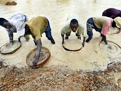 Minenarbeiter suchen nach Diamanten in einer Diamantenmine in Koidu in Sierra Leone