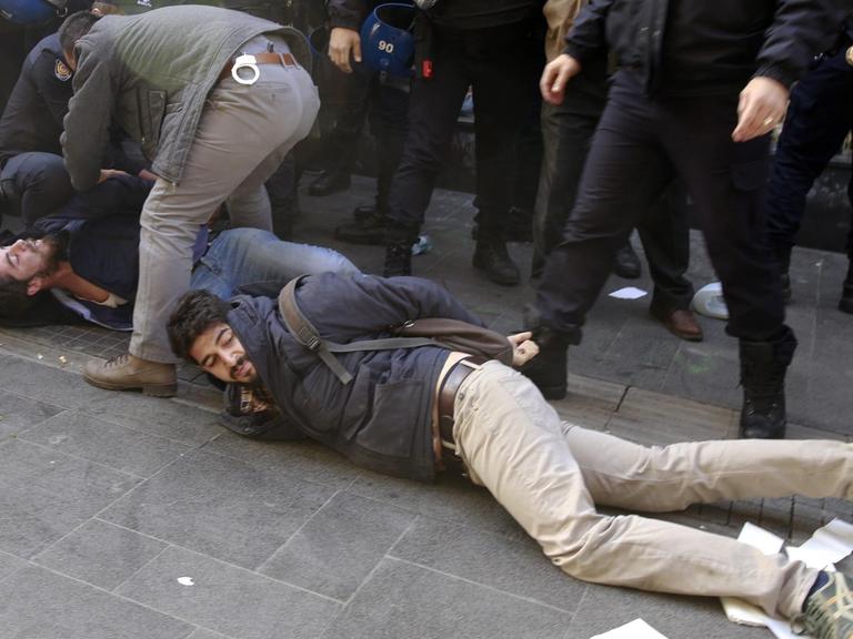 Festnahmen bei einer Demonstration in Ankara im Zusammenhang mit den Festnahmen von Politikern der HDP.