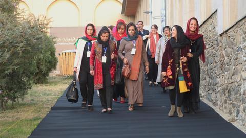 Junge afghanische Filmemacherinnen laufen in Kabul über den Campus des Women Film Festival.