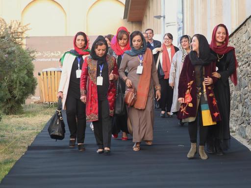 Junge afghanische Filmemacherinnen laufen in Kabul über den Campus des Women Film Festival.