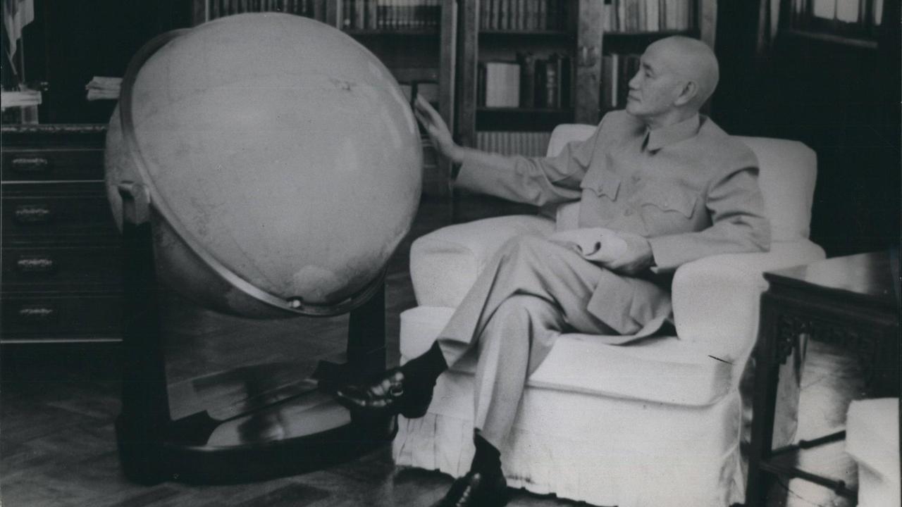 Präsident Chiang Kai-shek sitz in einem Sessel und blicke auf eine Globus, der neben ihm steht. Aufnahme vom 11.11.1972. Präsident Chiang Kai-shek sitz in einem Sessel und blicke auf eine Globus, der neben ihm steht. Aufnahme vom 11.11.1972.