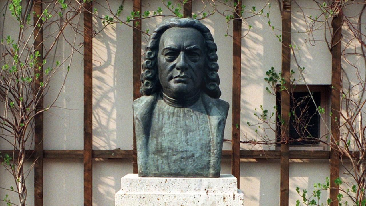 Eine Büste von Johann Sebastian Bach in Weimar. Eine Büste von Johann Sebastian Bach in Weimar.