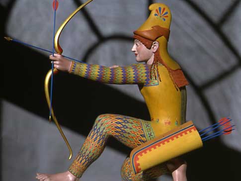 Eine bunt bemalte Figur eines antiken Bogenschützen Eine bunt bemalte Figur eines antiken Bogenschützen