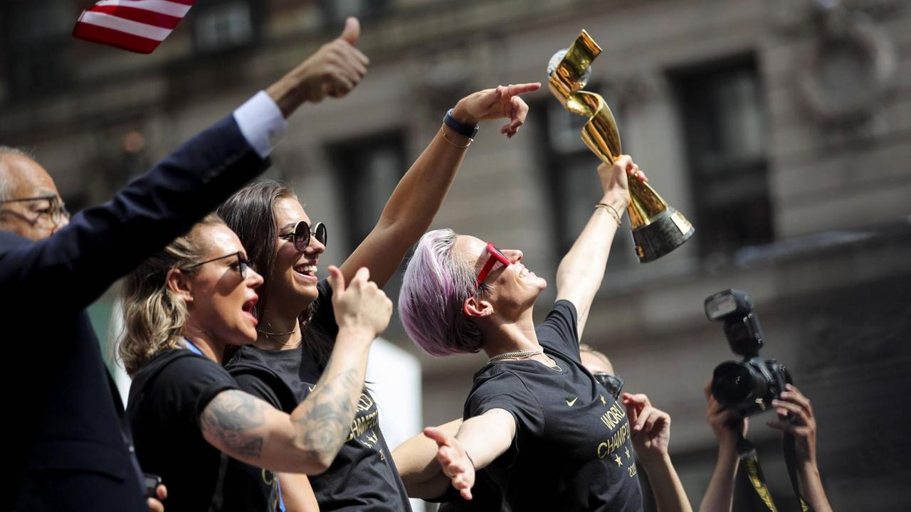 Megan Rapinoe, Kapitänin des US-Frauennationalteams, hält bei einer Siegesfeier in New York am 11. Juli den WM-Pokal in die Höhe.